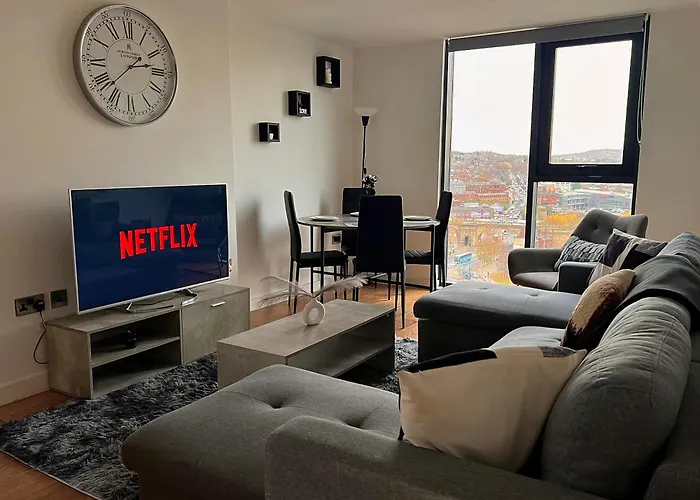 Penthouse Gem, Central, Scenic Views, Stylish, Modern, City Centre 2Br