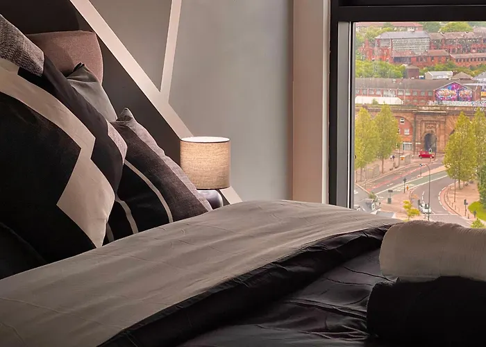 Penthouse Gem, Central, Scenic Views, Stylish, Modern, City Centre 2Br