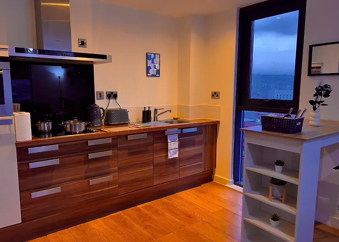 Penthouse Gem, Central, Scenic Views, Stylish, Modern, City Centre 2Br