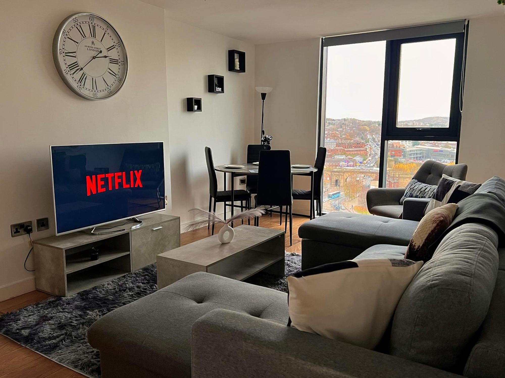 Penthouse Gem, Central, Scenic Views, Stylish, Modern, Centre 2br Apartment *